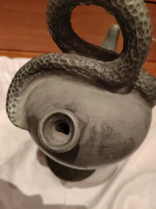 Botijo de cerámica con diseño de serpiente