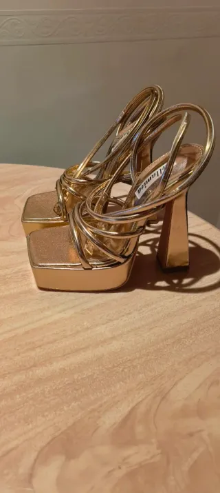 Zapatos de tacón dorados con plataforma