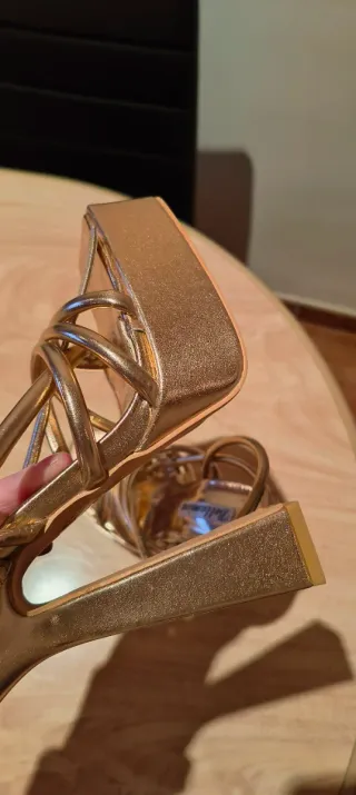 Zapatos de tacón dorados con plataforma