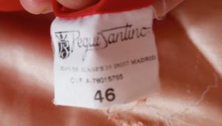 Blusa roja sin mangas con volantes