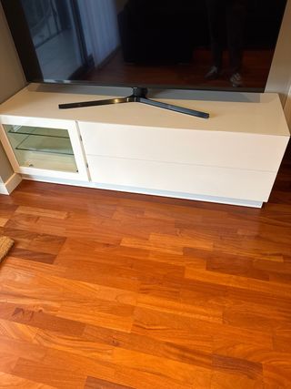 Mobile TV e cassettiera bianca con tavolo allungabile