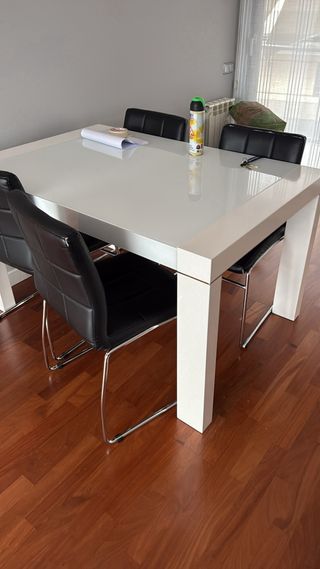 Mobile TV e cassettiera bianca con tavolo allungabile