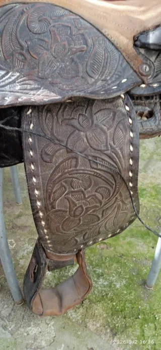 Silla de montar de cuero con borrego