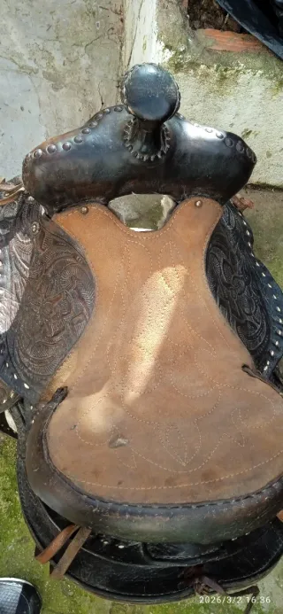 Silla de montar de cuero con borrego
