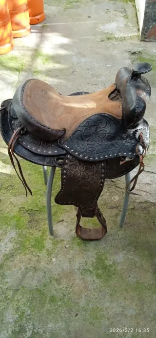 Silla de montar de cuero con borrego
