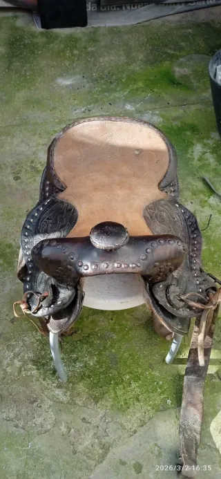 Silla de montar de cuero con borrego