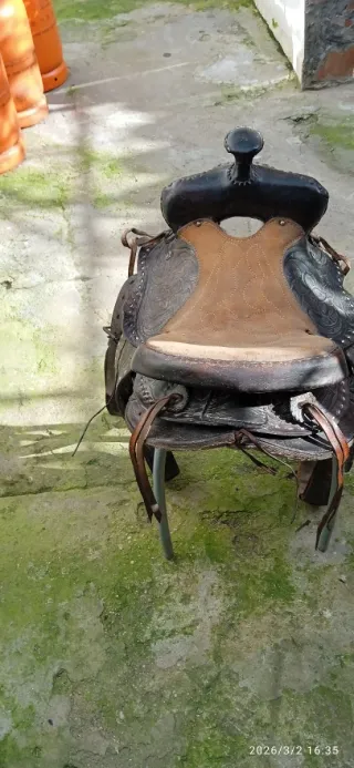 Silla de montar de cuero con borrego