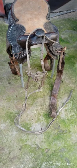 Silla de montar de cuero con borrego