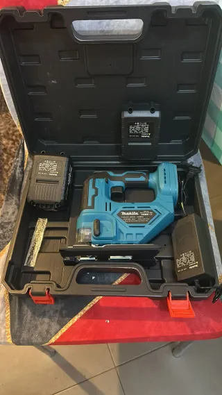 Sierra de calar Makita con baterías y cargador