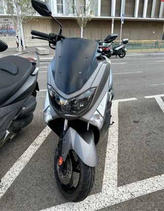 Yamaha NMAX gris, scooter automático
