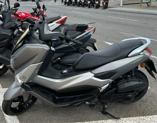 Yamaha NMAX gris, scooter automático