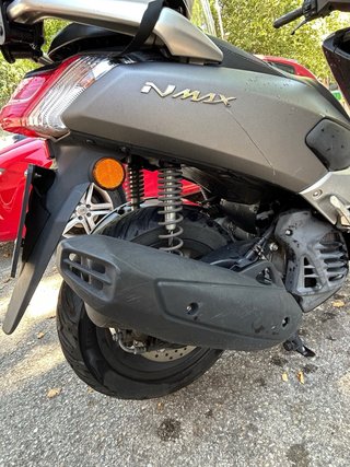 Yamaha NMAX gris, scooter automático