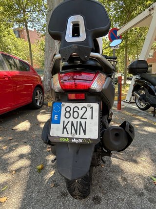 Yamaha NMAX gris, scooter automático