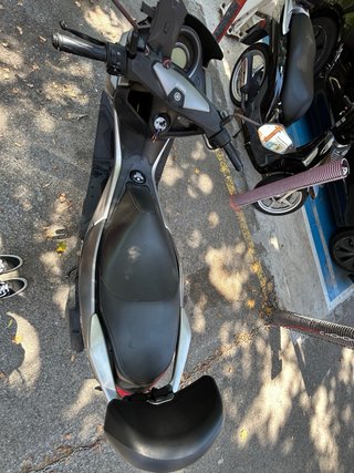 Yamaha NMAX gris, scooter automático