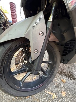 Yamaha NMAX gris, scooter automático