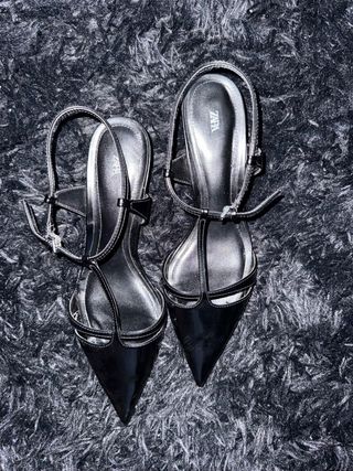 Zapatos Zara tacón negro y plateado