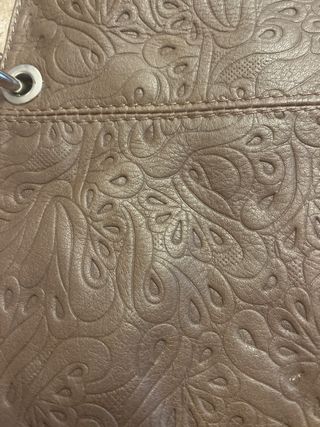 Bolso de piel marrón con relieve