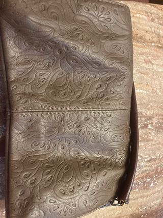 Bolso de piel marrón con relieve