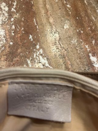 Bolso de piel marrón con relieve