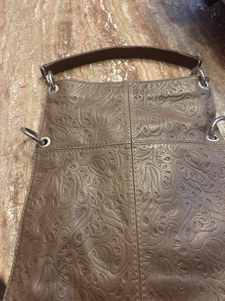 Bolso de piel marrón con relieve