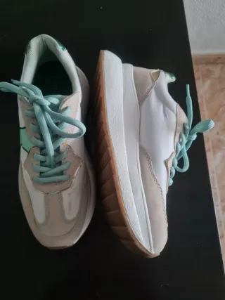 Zapatillas Stradivarius Beige y Blanco