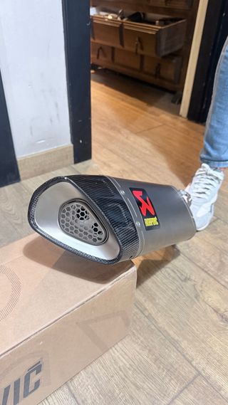 Akrapovic Ducati Mono derecha izquierda