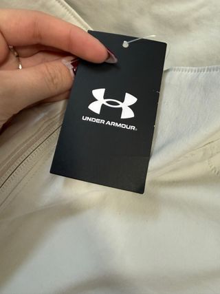 Conjunto deportivo Under Armour beige mujer