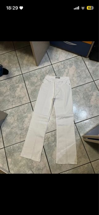 Jeans a zampa bianchi con spacchi