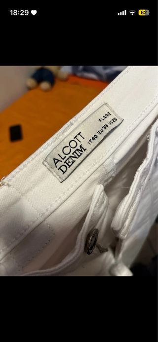 Jeans a zampa bianchi con spacchi