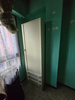 Mueble de madera con vitrina y cajones