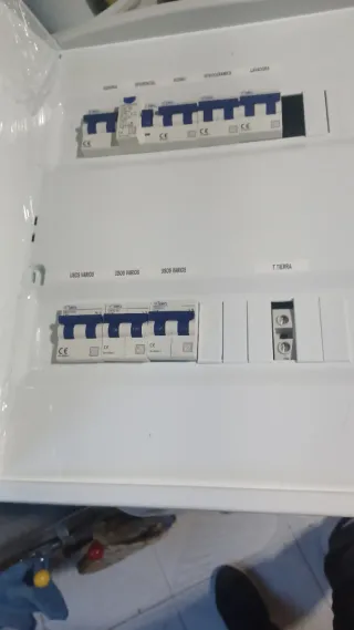 Técnico electricista más de 30 años de experiencia