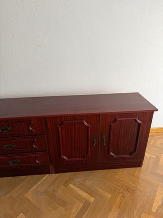 Mueble largo de madera para salón