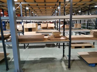 Estanterías metálicas 2.88m x 2.42m.