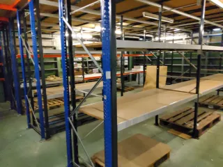 Estanterías metálicas 2.88m x 2.42m.