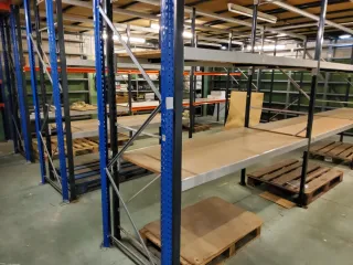 Estanterías metálicas 2.88m x 2.42m.