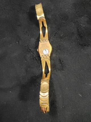 Reloj Swatch Dorado y Negro