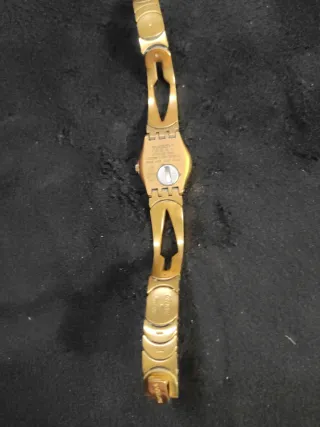 Reloj Swatch Dorado y Negro