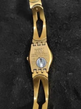 Reloj Swatch Dorado y Negro