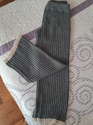 Conjunto pantalón y jersey gris con beige