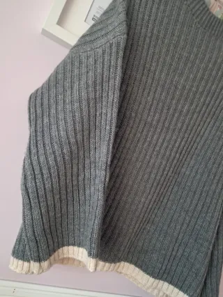 Conjunto pantalón y jersey gris con beige