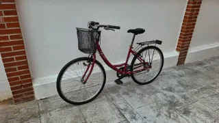 Bicicleta urbana roja con cesta