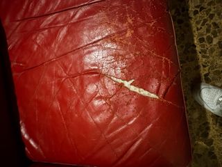 Sofá 2 plazas cuero rojo se urge la venta