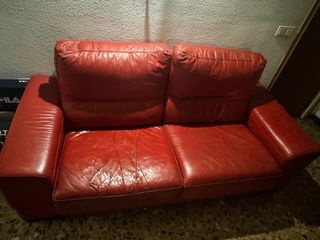 Sofá 2 plazas cuero rojo se urge la venta
