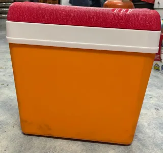 Nevera de playa naranja