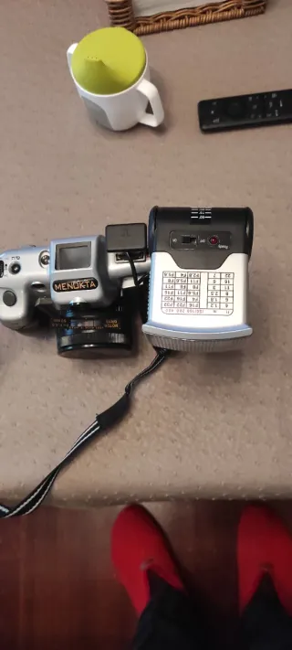 Cámara Menolta con flash y tabla de exposición
