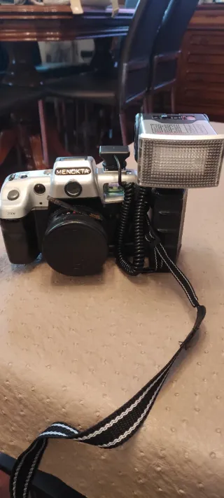 Cámara Menolta con flash y tabla de exposición