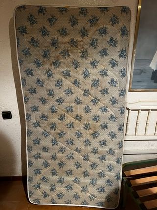 Colchón individual de tela con estampado floral