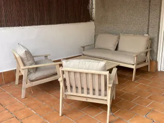 Sofá de terraza beige y madera