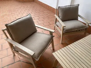 Sofá de terraza beige y madera