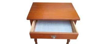 Mesita de noche de madera con cajón